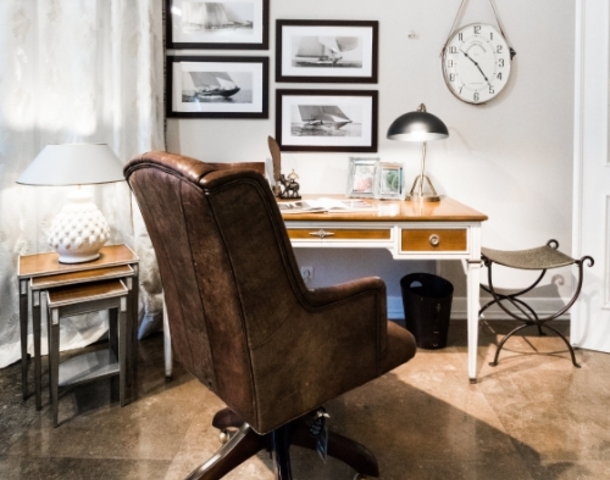 Ein Sessel in einem Arbeitszimmer eingerichtet  im englischen Landhausstil