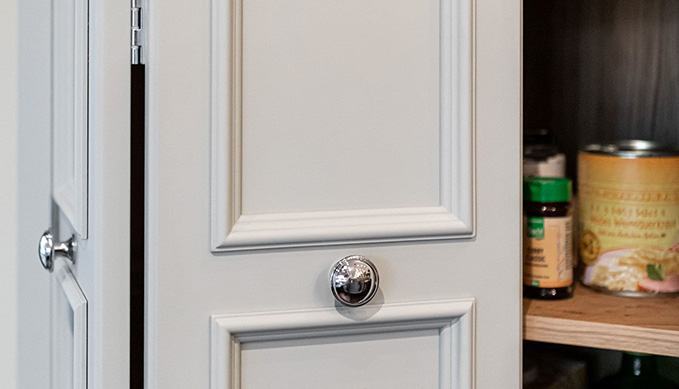 Details einer offenen Speisekammer Türe mit Blick in die Speisekammer