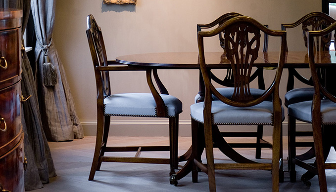 Bild von einem Tisch und Stühlen im englischen Landhausstil