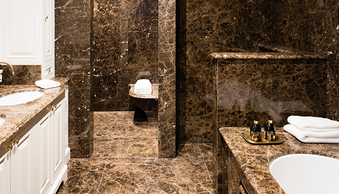 Ein modernes Masterbad mit Dusche, Badewanne und Waschtischen