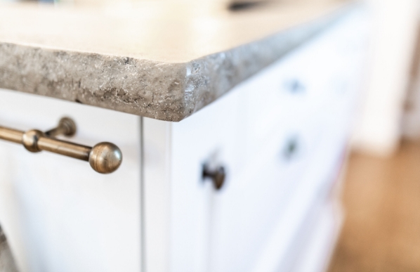 Details von einer Kücheninsel mit Granit Platte
